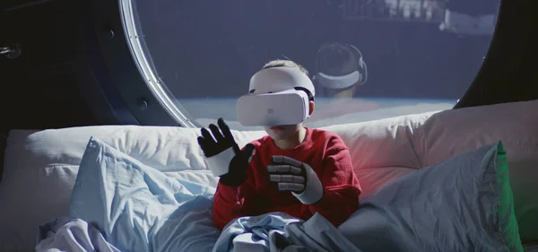 宇宙船でVR技術を使う少年 — ストック写真