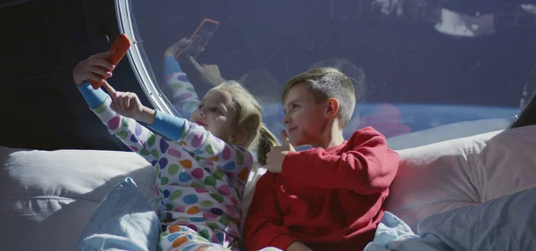 Boy and girl taking selfie in a spaceship — 스톡 사진