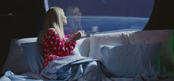 Mujer disfrutando de la vista y el café en una nave espacial — Foto de Stock