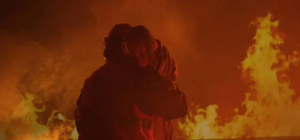 Hasič zachrání dívku před požárem — Stock fotografie