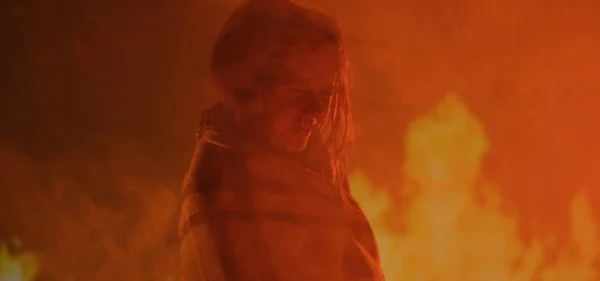 Menina presa no fogo chorando — Fotografia de Stock