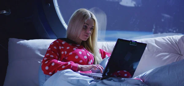Mujer usando laptop en una nave espacial — Foto de Stock