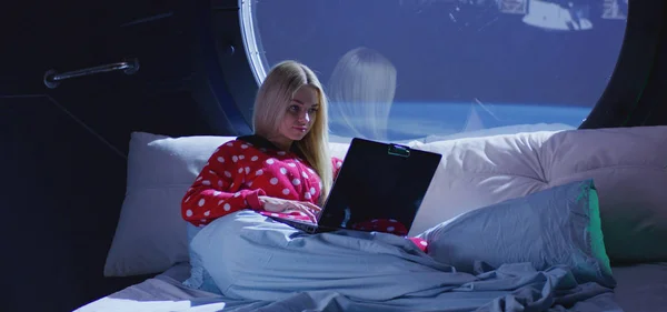 Mujer usando laptop en una nave espacial — Foto de Stock