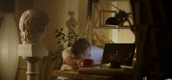 Artista descansando frente a la computadora portátil — Foto de Stock