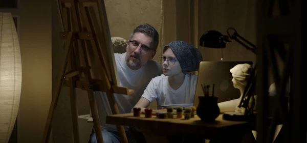 Artista e hijo pintando juntos — Foto de Stock