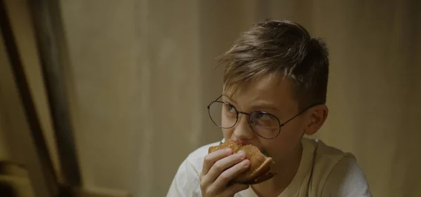 Chlapec při pohledu na obrázek při jídle — Stock fotografie