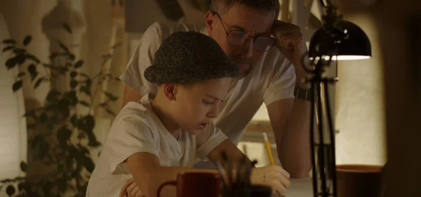 Padre ayudando a hijo a aprender a dibujar — Foto de Stock