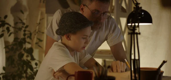 Pai ajudando filho aprendendo a desenhar — Fotografia de Stock