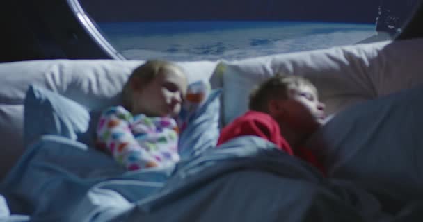 Мальчик и девочка спят в космическом корабле — стоковое видео