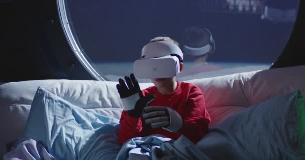 Garçon utilisant la technologie VR dans un vaisseau spatial — Video