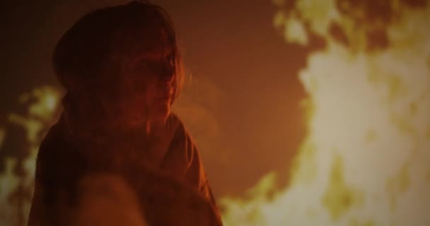 Девушка в ловушке в огне кричит о помощи — стоковое видео