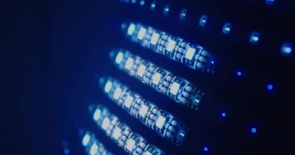 Luces led azules parpadeando en oscuridad — Vídeos de Stock