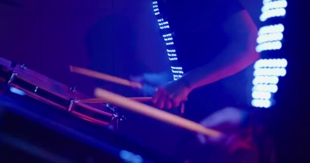 Hommes jouant de la batterie dans un gilet LED — Video