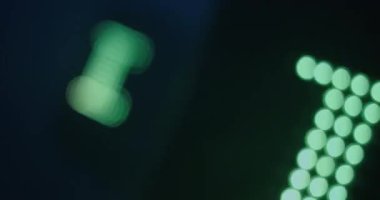 Öndeki ışıklar davul setinde yanıp sönüyor