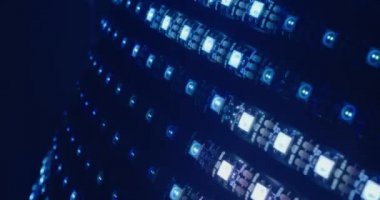 Mavi Led ışıklar karanlıkta yanıp sönüyor