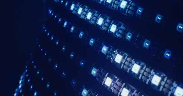 lumières LED bleues clignotant dans l'obscurité 