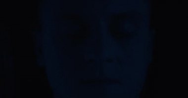 Erkek yüzü Led Lights tarafından aydınlatıldı