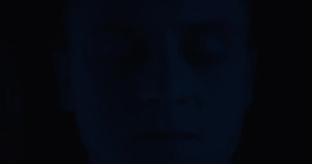 Led照明によって照らされた男性の顔 — ストック動画