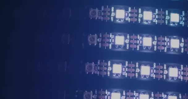 Blaue LED-Lichter blinken im Dunkeln — Stockvideo