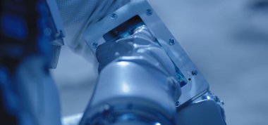 Dokunmatik ekran kullanan astronot