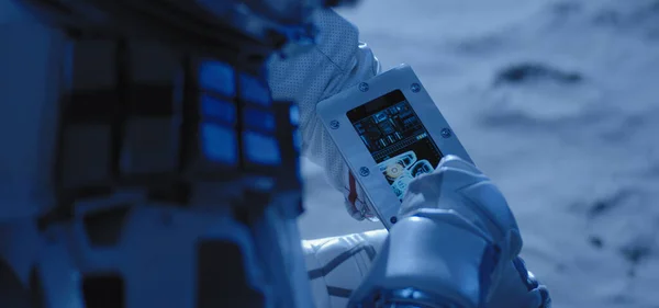 Astronauta za pomocą ekranu dotykowego — Zdjęcie stockowe