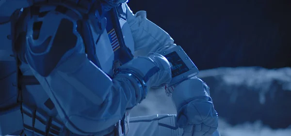 Dokunmatik ekran kullanan astronot — Stok fotoğraf