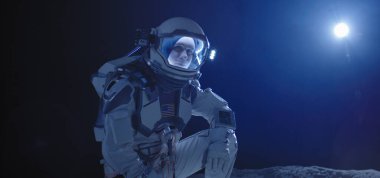 Astronot Ay 'da diz çöküyor.