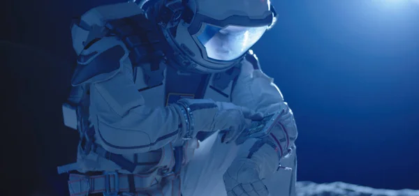 Astronaut med pekskärm — Stockfoto