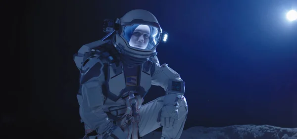 宇航员跪在月球上 — 图库照片