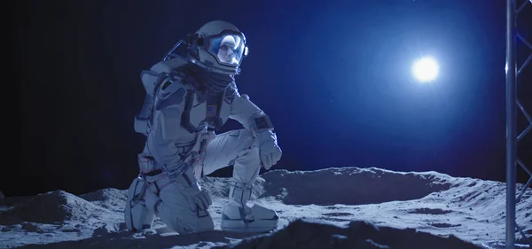 Astronauta ajoelhado na Lua — Fotografia de Stock