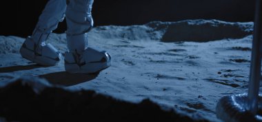 Astronot örnek toplamak için ekipman kullanıyor
