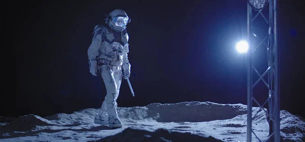 Astronaute agenouillé sur la Lune — Photo