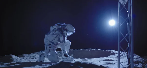 Astronot Ay 'da diz çöküyor. — Stok fotoğraf