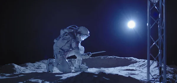 Astronauta klęczący na Księżycu — Zdjęcie stockowe