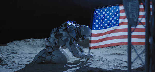 Астронавт сажает флаг США

