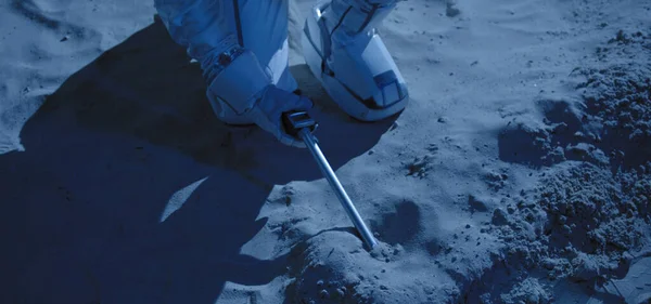 Astronaute utilisant un équipement pour prélever des échantillons — Photo