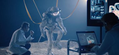 Uzay giysisi testini bilim adamı denetliyor.