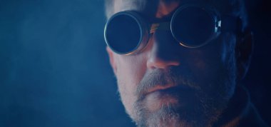 Adam kameraya bakan bir güvenlik gözlüğü.