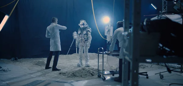 Astronaut och forskare som testar rymddräktens rörlighet — Stockfoto