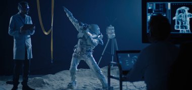 Astronot ve bilim adamları uzay giysisinin hareketliliğini test ediyorlar