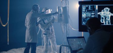 Astronot ve bilim adamları ekipman bakımını test ediyorlar