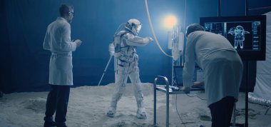 Uzay giysisi testini bilim adamı denetliyor.