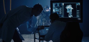 Astronot ve bilim adamları uzay giysisinin hareketliliğini test ediyorlar