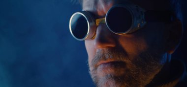 Adam kameraya bakan bir güvenlik gözlüğü.