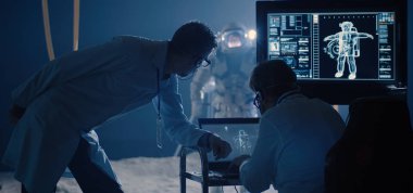 Astronot ve bilim adamları uzay giysisinin hareketliliğini test ediyorlar