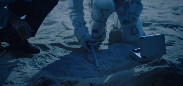 Astronaute et scientifique testant le collecteur d'échantillons — Photo