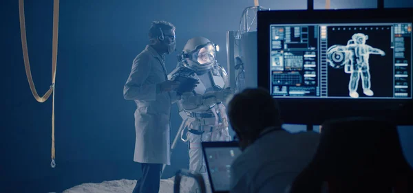Astronaut a vědci testují údržbu zařízení — Stock fotografie