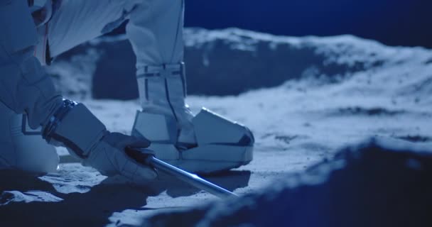 Astronaut mit Ausrüstung zum Sammeln von Proben — Stockvideo