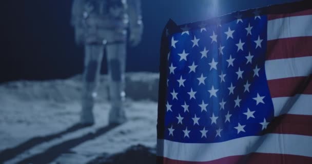 Astronauta stojący za nami flaga — Wideo stockowe