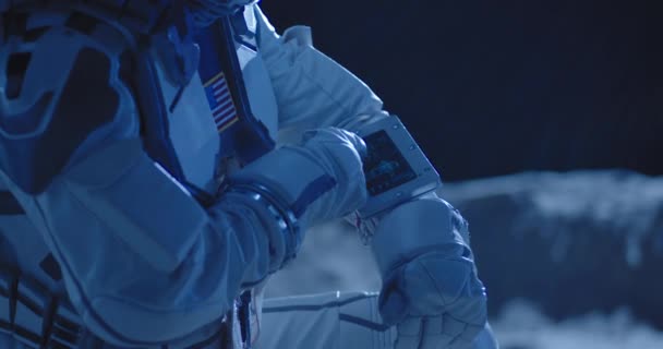 Космонавт с помощью сенсорного экрана — стоковое видео